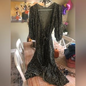 Good American dress size 2 but I’m size 4 and fits perfect.